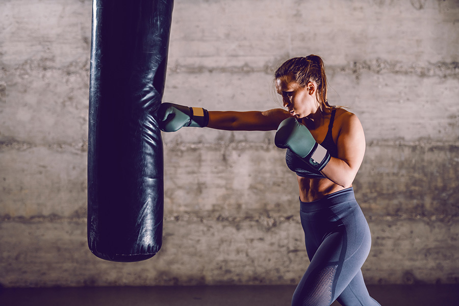 Boxeadora golpea un saco